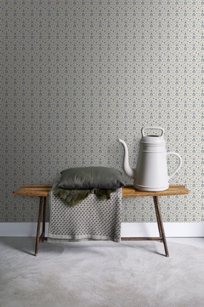 Szene mit gemusterter Tapete, Holzbank, Kissen und Gießkanne