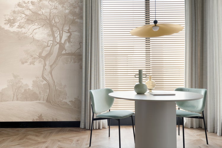 Esszimmer mit Esstisch, Stühlen, Vorhängen und Wandbild