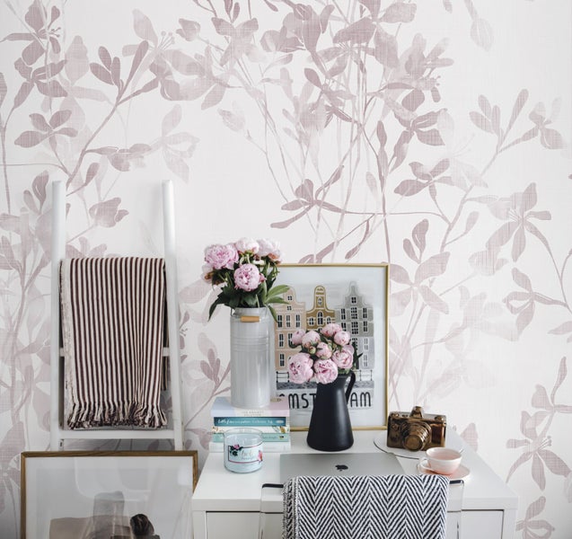 Dekoratives Arbeitszimmer mit Blumentapete, Leiter und verschiedenen Accessoires