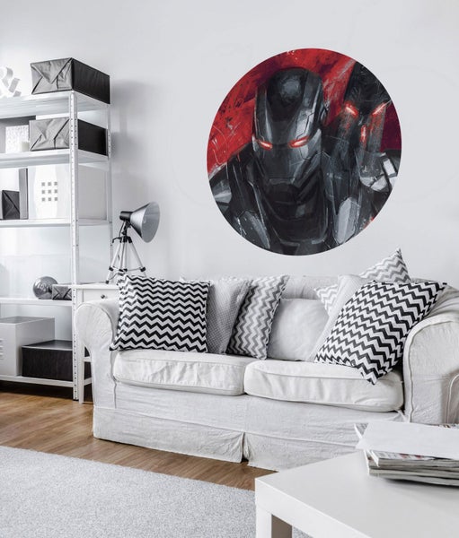 Wohnzimmer mit Sofa und Wandtattoo mit Motiv einer Comicfigur.