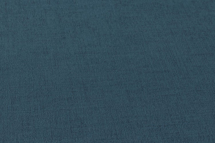 Schlafzimmer mit Bett, Kissen und Holzjalousie vor einer Tapete mit Streifenmuster