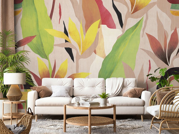 Wohnzimmer mit gemusterter Tapete, Sofa und Korbsesseln