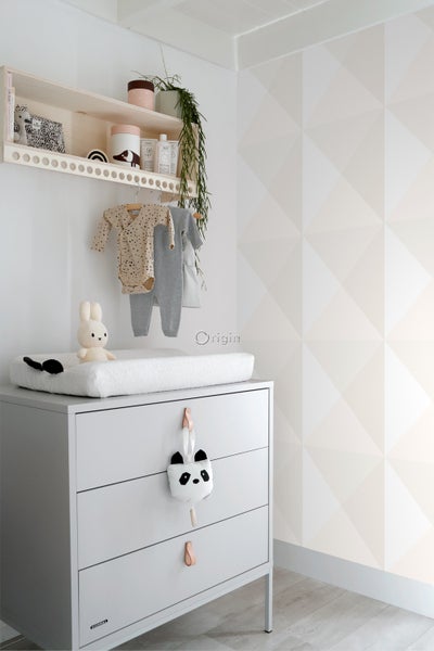 Helles Kinderzimmer mit Kommode, Wickelauflage und Wandregal