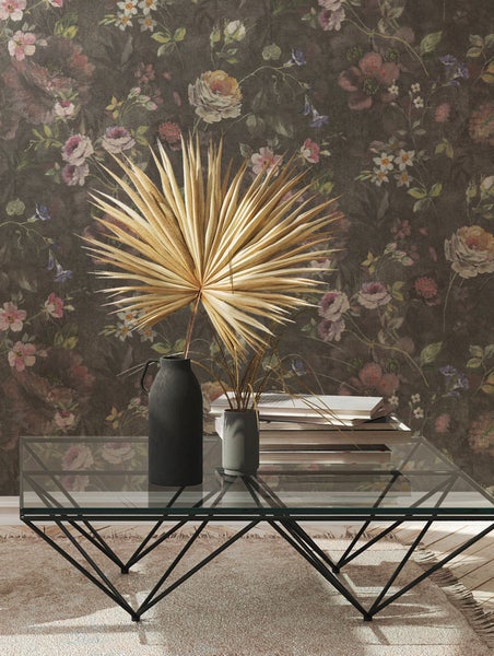 Dekoratives Wohnzimmer mit geblümter Tapete, Couchtisch und Vasen