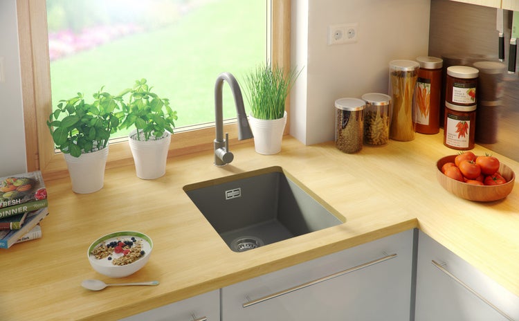 Küchenspüle mit Armatur in einer hellen Küche