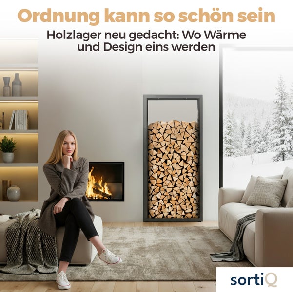 Wohnzimmer mit Kamin, Holzregal und Frau auf Ottomane