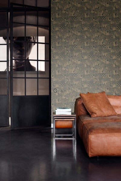 Vliestapete mit Zebramuster im Wohnzimmer mit braunem Ledersofa, Beistelltisch und großer Glastür im Industriedesign.