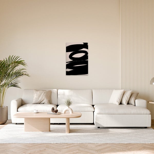 Wohnzimmer mit Sofa, Tisch und einem abstrakten Gemälde an der Wand