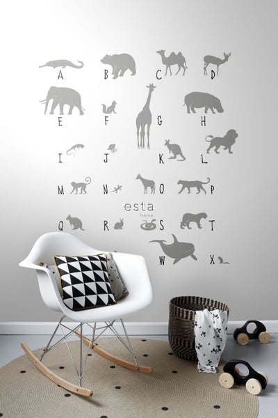 Raumdekoration mit Tieralphabet Wandtattoo über einem Sessel