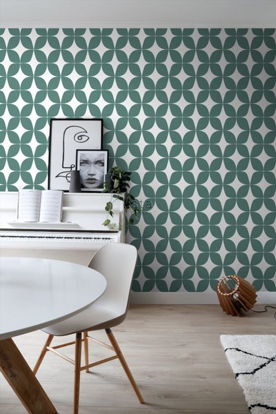 Wohnraum mit weißem Klavier, Esstisch und Wandtapete mit floralem Muster