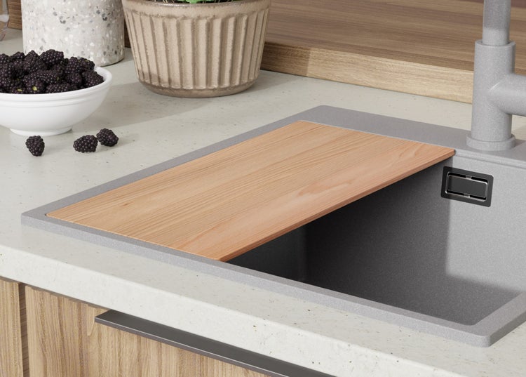 Küchenspüle mit Holzschneidebrett