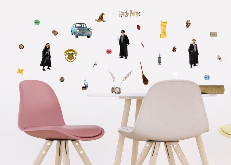 Harry Potter Wandsticker Set mit Charakteren und Symbolen in einem hellen Zimmer mit Tisch und Stühlen.