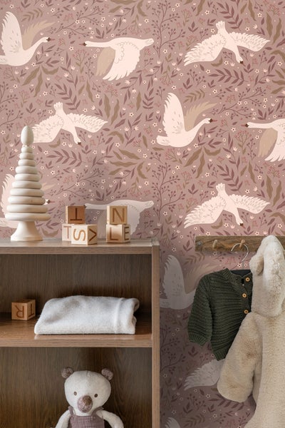 Kinderzimmer mit Schwan Tapete, Holzregal und Spielzeug