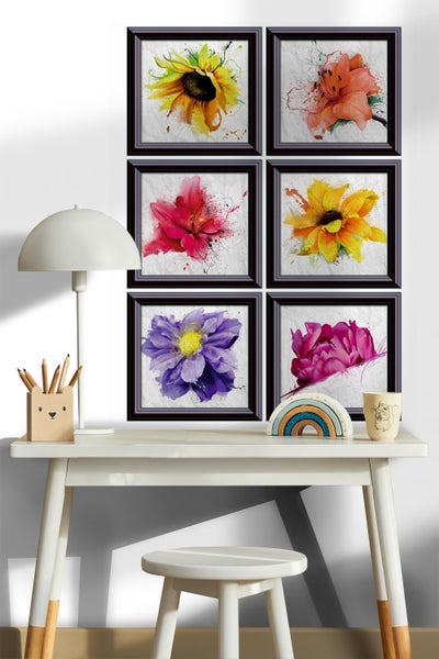 Sechs gerahmte Bilder von Blumen über einem Tisch mit Lampe, Stifthalter, Regenbogen-Dekoration und einer Tasse.