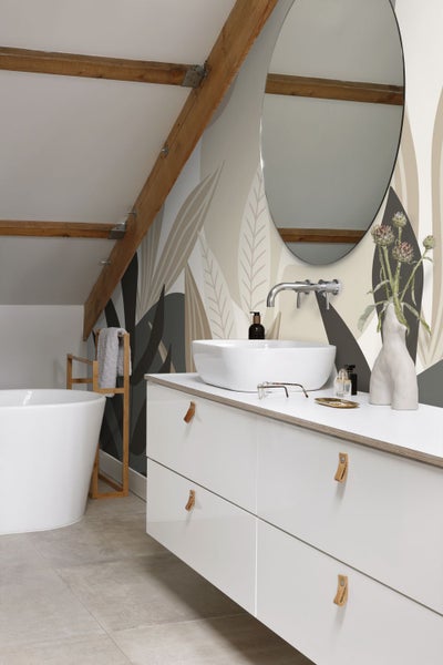 Modernes Badezimmer mit Waschbecken, Unterschrank, Spiegel und floraler Tapete