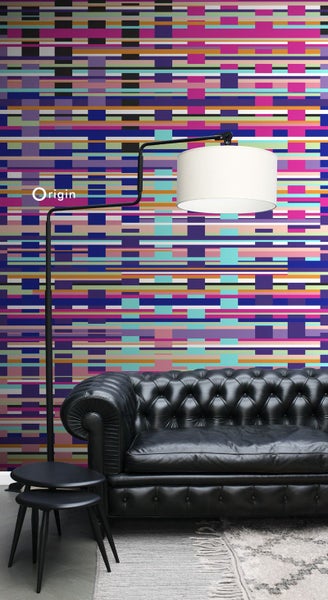 Wohnzimmer mit Sofa, Stehlampe und farbenfroher grafischer Tapete