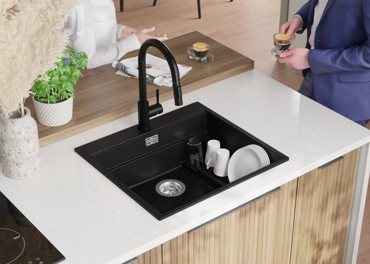 Schwarzes Spülbecken mit Wasserhahn in einer modernen Küche