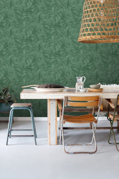 Esszimmer mit Esstisch, Stühlen und grüner Blättertapete