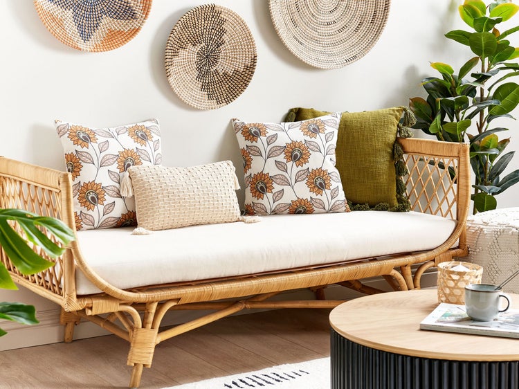 Flur mit Läufer, Konsole, Spiegel und Dekorationen für ein einladendes Ambiente