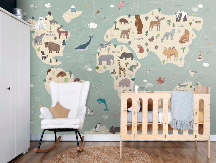 Babyzimmer mit Weltkarte-Tapete, Kinderbett und Schaukelstuhl