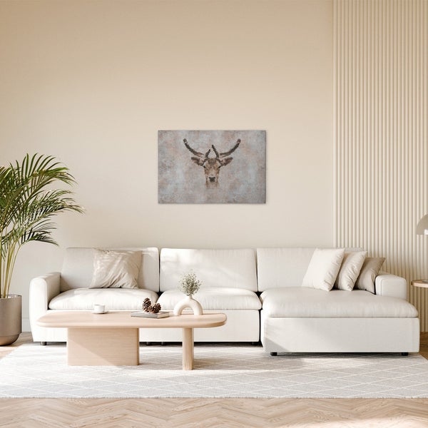 Wohnzimmer mit Sofa, Tisch und einem Wandbild, das einen Hirsch darstellt.