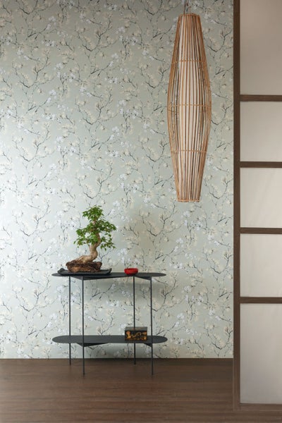 Nahaufnahme einer orangefarbenen Azalee mit Blättern