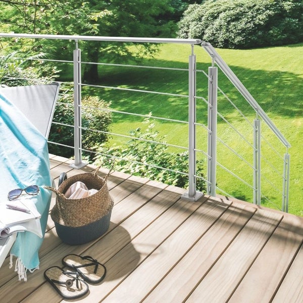 Terrasse mit Edelstahlgeländer und Holzboden