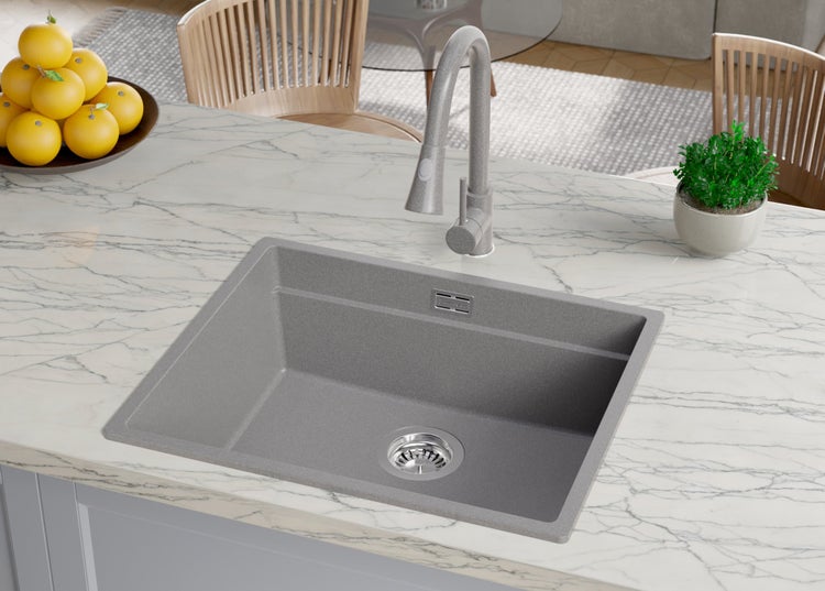 Küchenszene mit Spültisch aus Quarzkomposit, Armatur, Obstschale und Topfpflanze