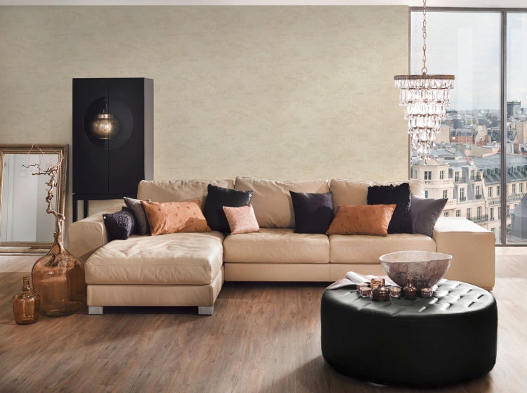 Zwei Stapel schwarze Euroboxen mit Deckel