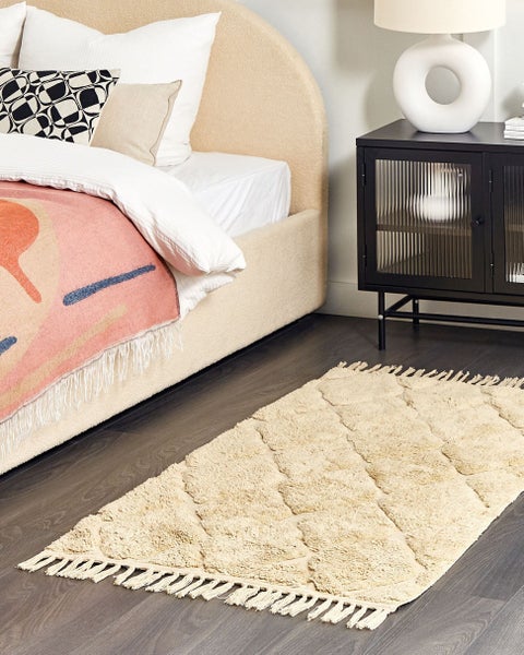 Teppich mit geometrischem Muster und Fransen