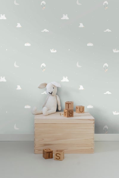 Helles Badezimmer mit Badewanne, Waschtisch, Spiegel, Handtüchern und Pflanzen für eine freundliche Atmosphäre.