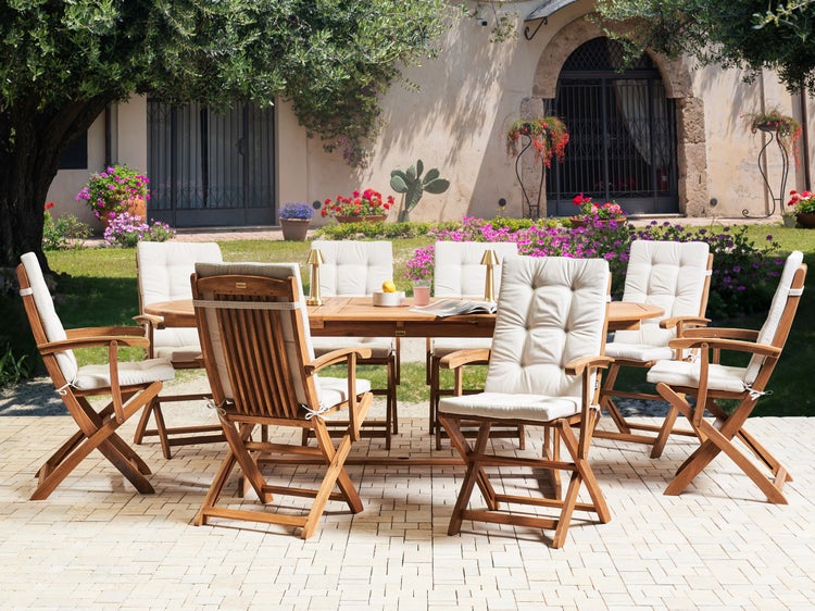 Gartenszene mit Holzesstisch und acht Stühlen mit Polsterauflagen