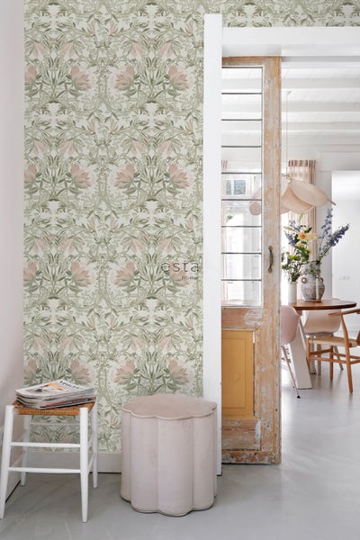 Dekoratives Zimmer mit einer gemusterten Tapete, einem Hocker und einem Blick in einen hellen Wohnraum.