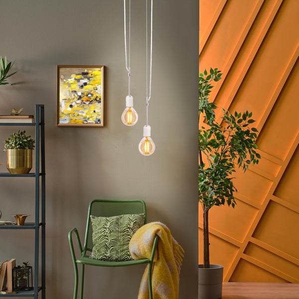 Innenraum mit Regalen, Gemälde, Stuhl, Lampe und Zimmerpflanze