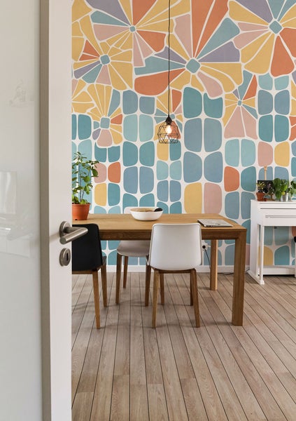 Esszimmer mit Holztisch, Stühlen und floraler Tapete für eine einladende Atmosphäre