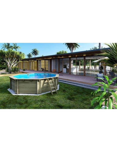 Holzpool mit Leiter im Garten