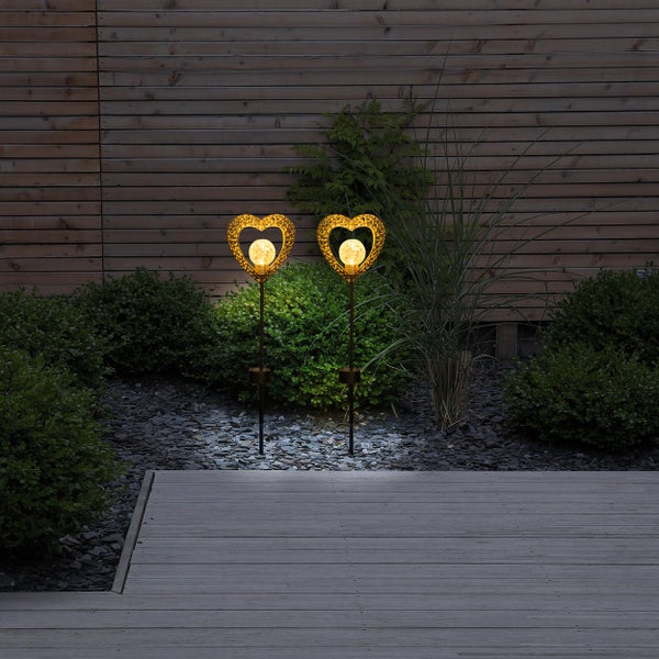 Zwei Herz Solarleuchten im Gartenbeet