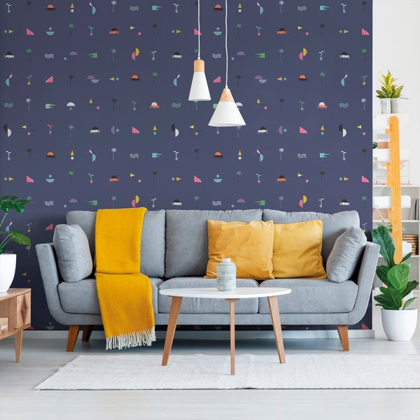 Wohnzimmer mit grauem Sofa, gelben Kissen und gemusterter Tapete