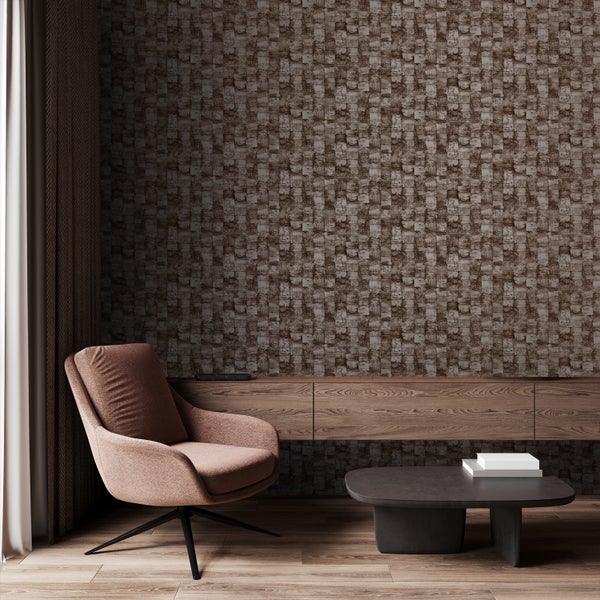 Wohnzimmer mit Sessel, Holztisch, Holzschrank und gemusterter Tapete