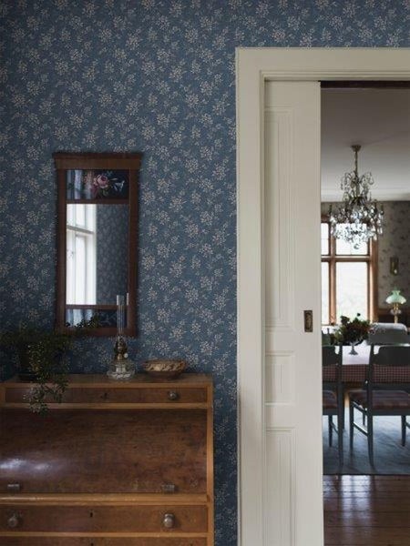 Zwei graue Eurobehälter aus Kunststoff, die übereinander gestapelt sind und von Händen mit farbigen Rahmen versehen werden.