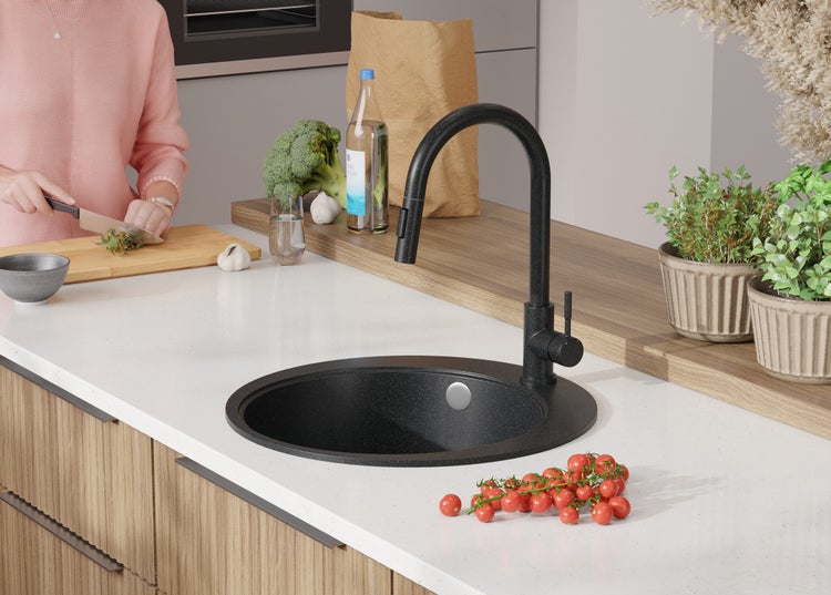 Küchenszene mit Spüle, Armatur und Lebensmitteln auf der Arbeitsfläche