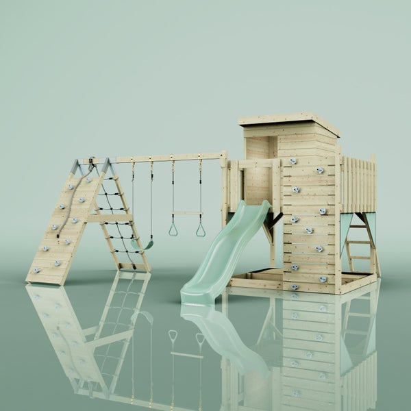 Spielturm aus Holz mit Wellenrutsche, Schaukel, Trapez, Kletterwand, Kletternetz und Strickleiter.