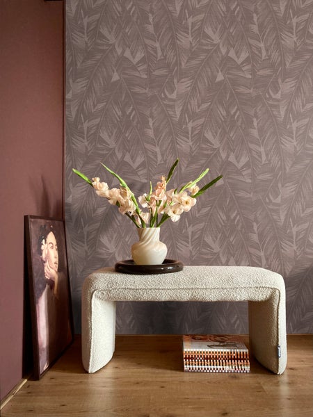 Dekorative Inneneinrichtung mit Tapete, Sitzbank, Blumen und einem gerahmten Bild