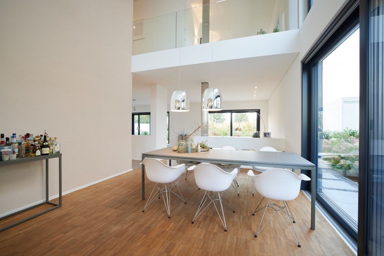 Wohnzimmer mit Sofa, Stehlampe und Teppich