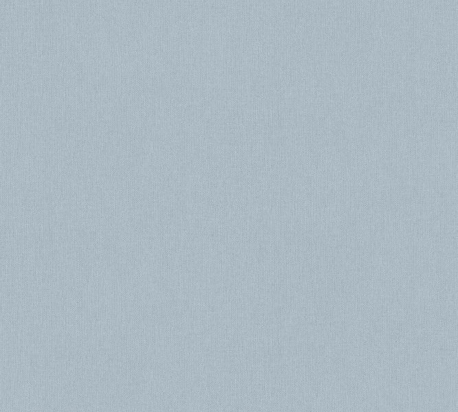 Badezimmer mit blauen Fliesenwand und Holzkommode