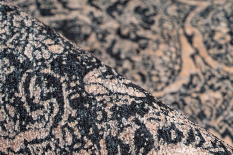 Detailaufnahme eines gewebten Teppichs mit aufwendigem Muster.