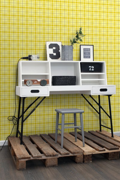 Szene mit einem Schreibtisch mit Regalen und Schubladen, einem Hocker und einer Palette