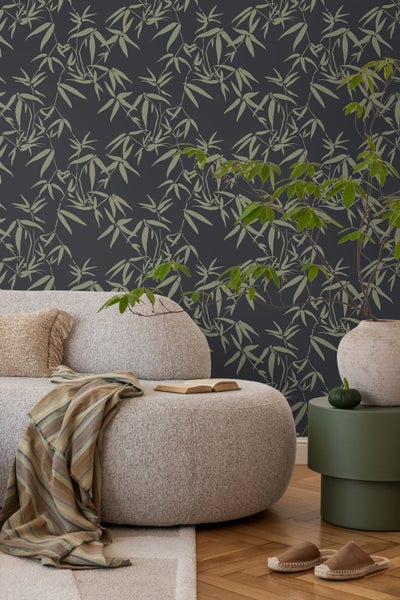 Modernes Wohnzimmer mit Bambusmuster-Tapete, Sofa und Beistelltisch