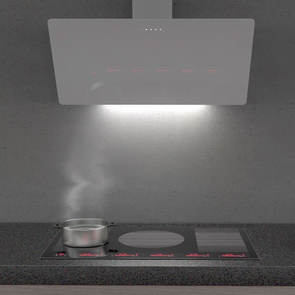 Dunstabzugshaube über einem Induktionskochfeld mit Topf auf der Arbeitsplatte