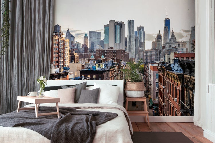 Modernes Schlafzimmer mit einer großflächigen Fototapete der New York City Skyline hinter einem weißen Bett.